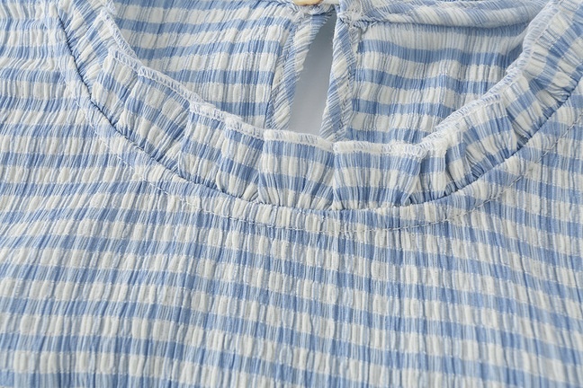 Top da donna a collo alto con maniche a volant e motivo a quadretti.