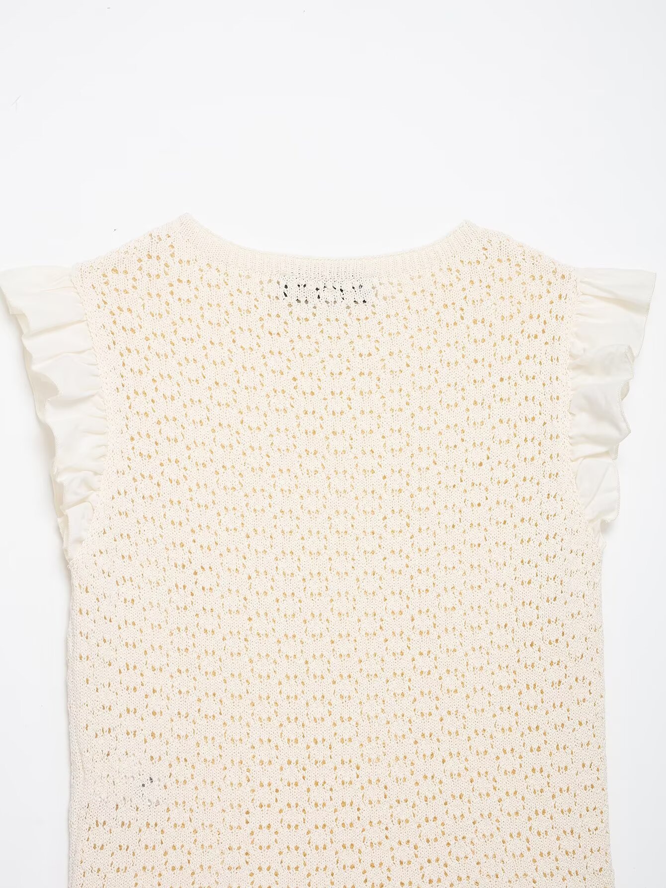 Elegante top in maglia con maniche a volant e dettagli traforati.