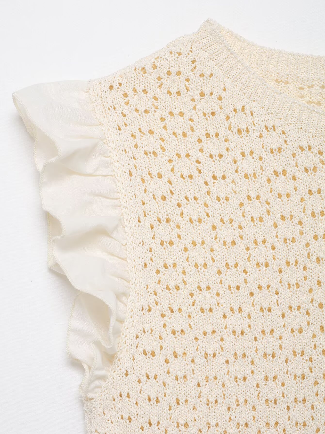 Elegante top in maglia con maniche a volant e dettagli traforati.