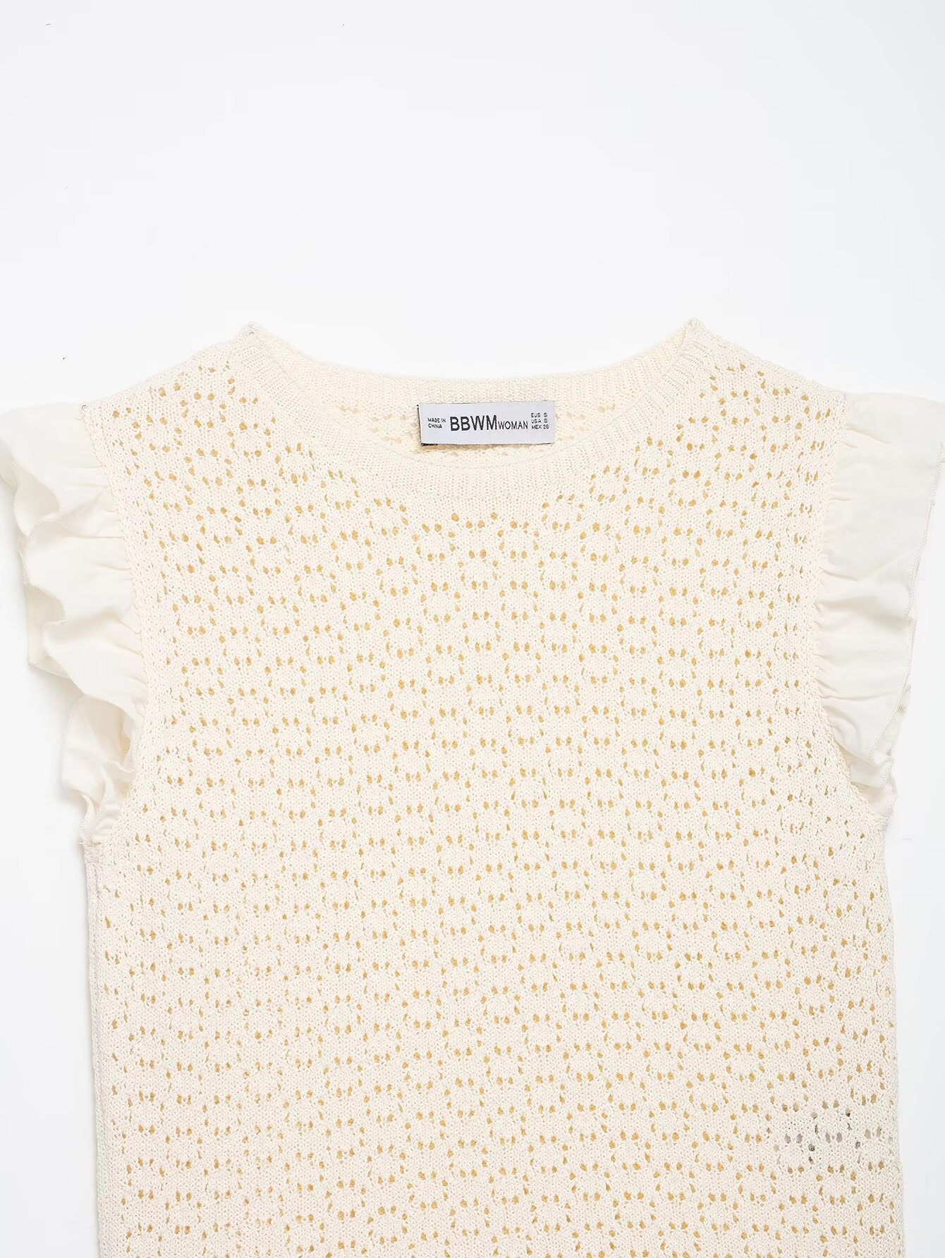 Elegante top in maglia con maniche a volant e dettagli traforati.