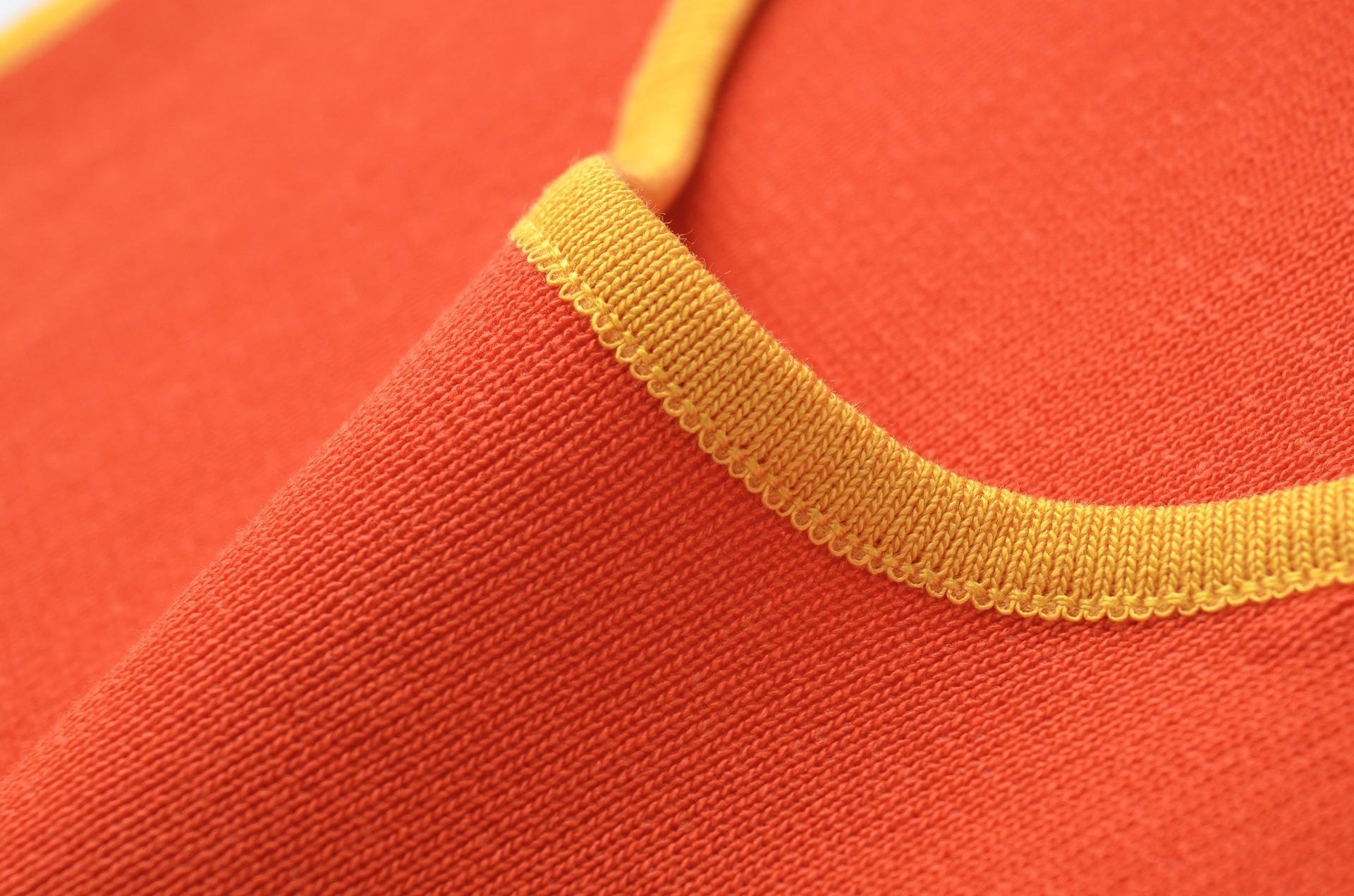 Elegante crop top arancione in maglia con profili a contrasto - Senza maniche