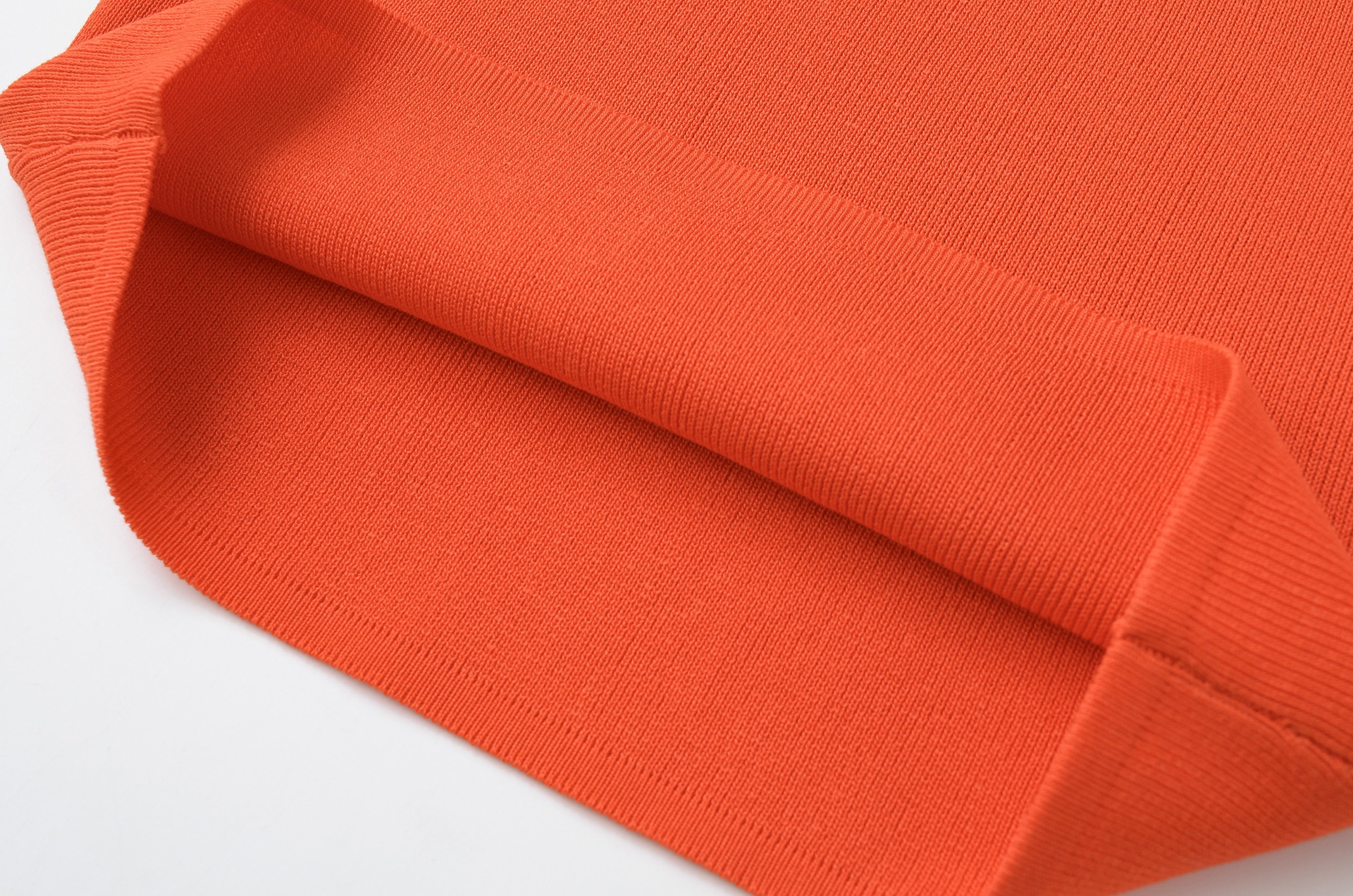 Elegante crop top arancione in maglia con profili a contrasto - Senza maniche