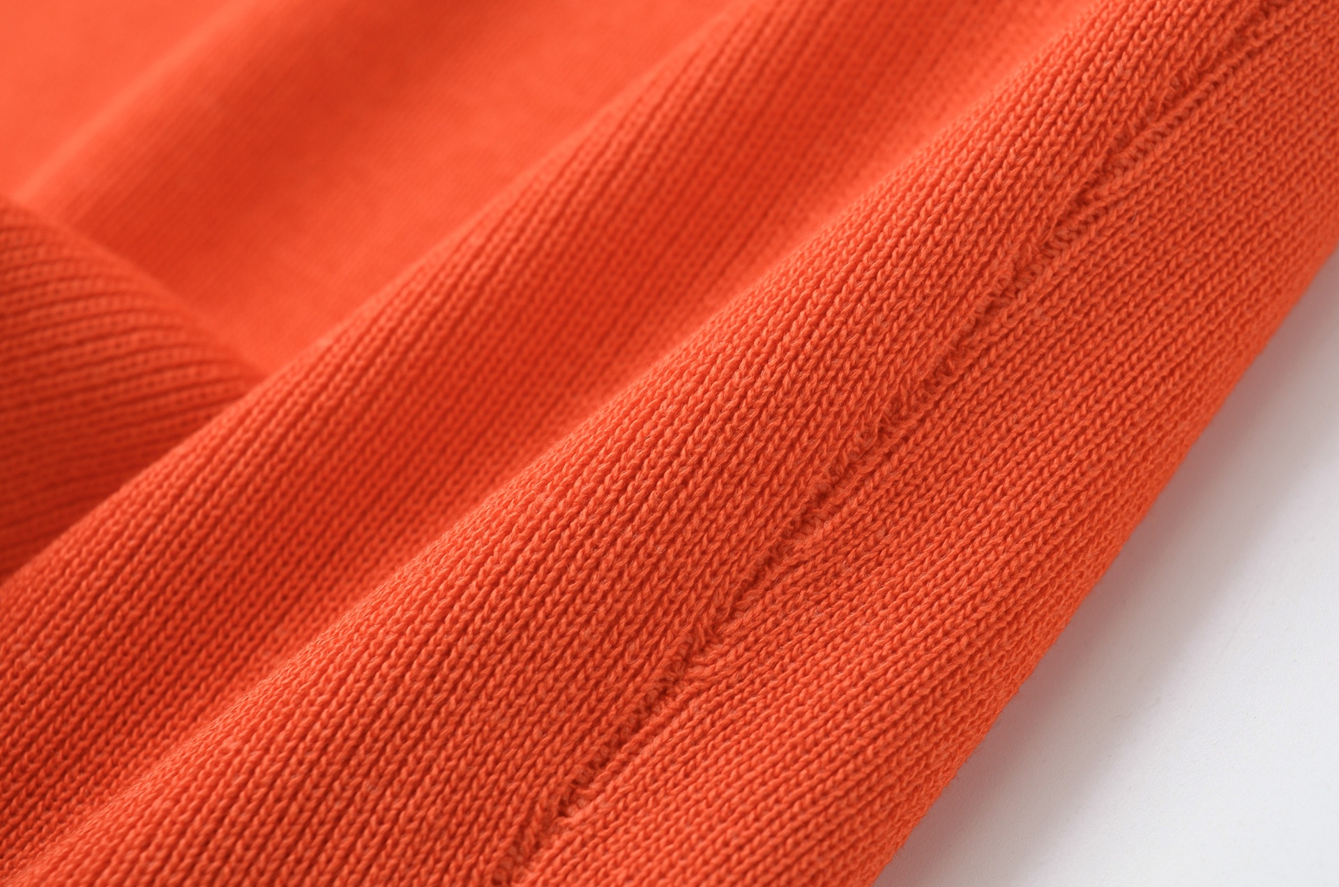 Elegante crop top arancione in maglia con profili a contrasto - Senza maniche