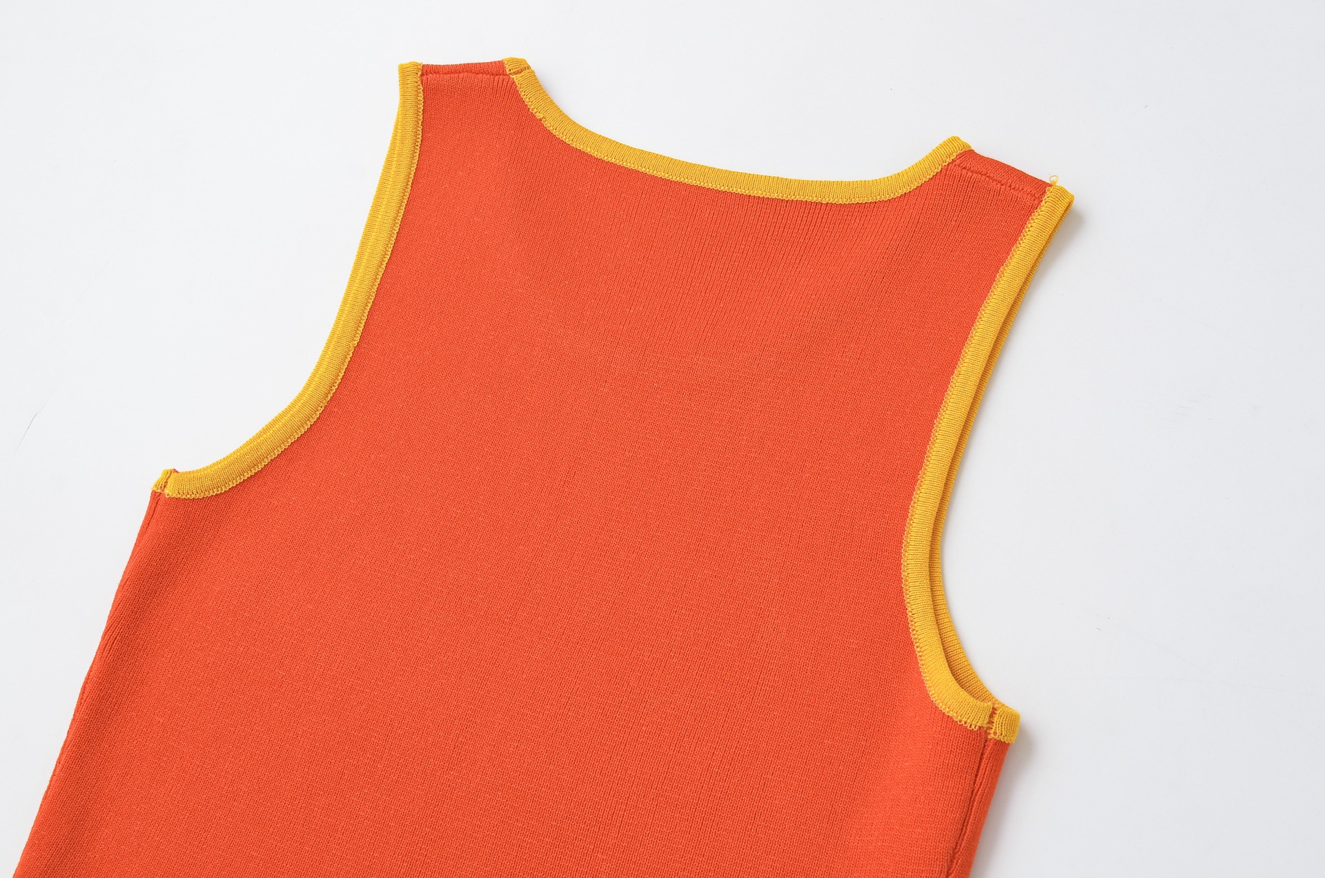 Elegante crop top arancione in maglia con profili a contrasto - Senza maniche