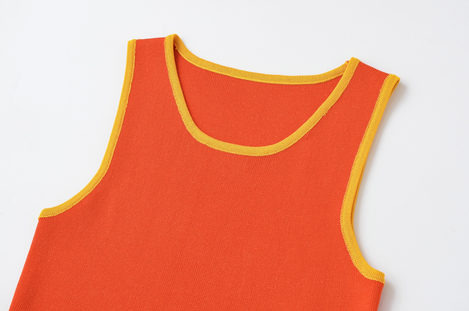 Elegante crop top arancione in maglia con profili a contrasto - Senza maniche