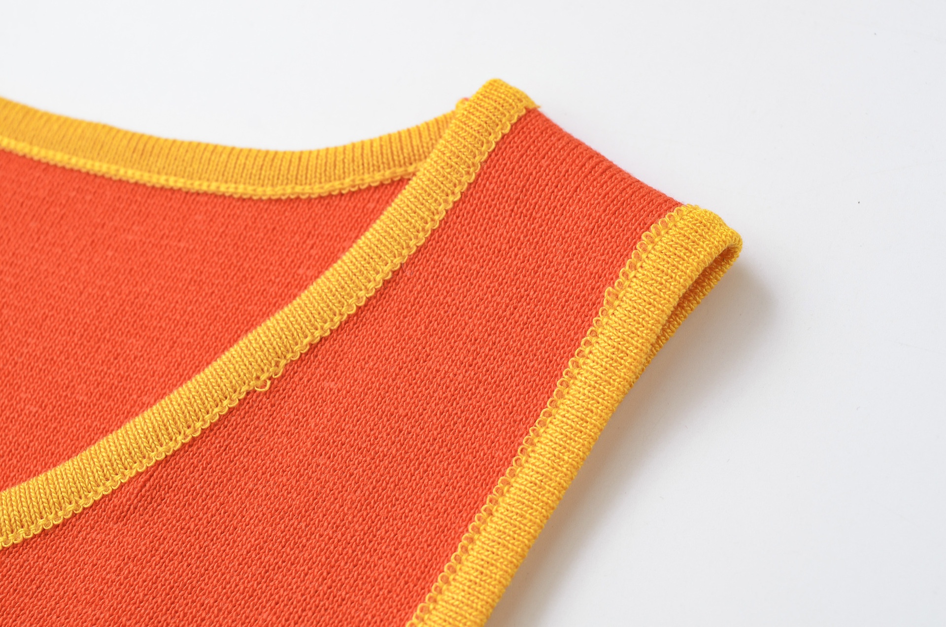 Elegante crop top arancione in maglia con profili a contrasto - Senza maniche
