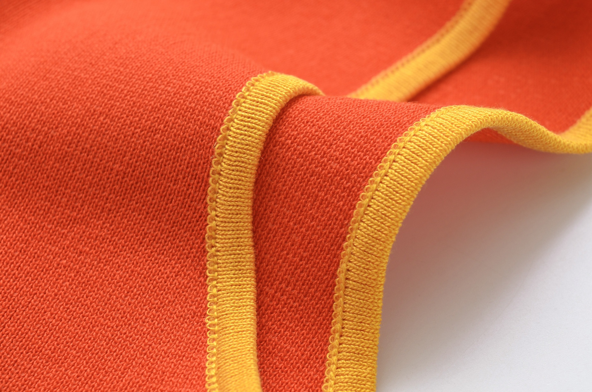 Elegante crop top arancione in maglia con profili a contrasto - Senza maniche
