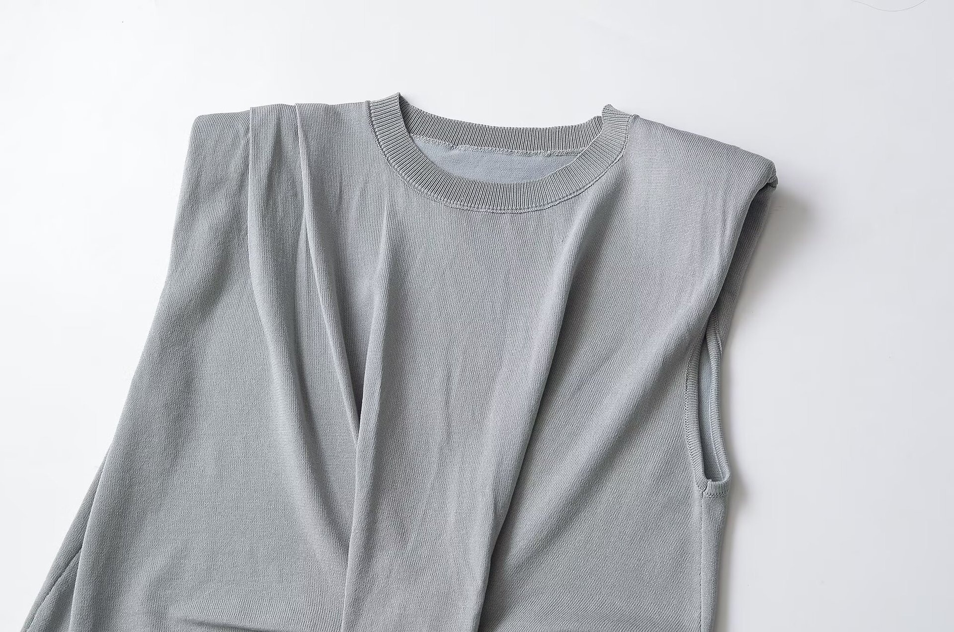 Top senza maniche con spalline imbottite e nodo sul davanti - Chic e casual