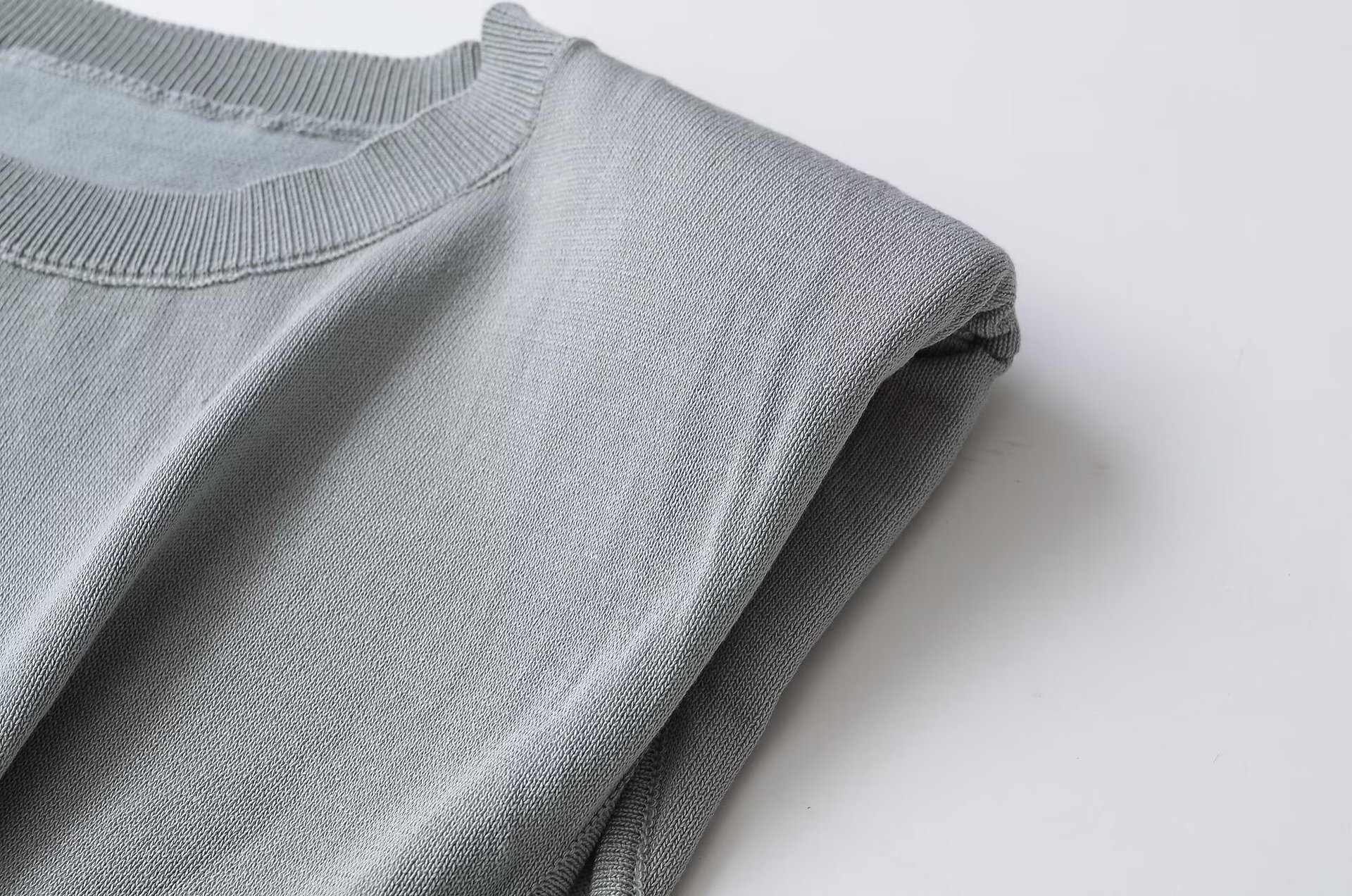 Top senza maniche con spalline imbottite e nodo sul davanti - Chic e casual