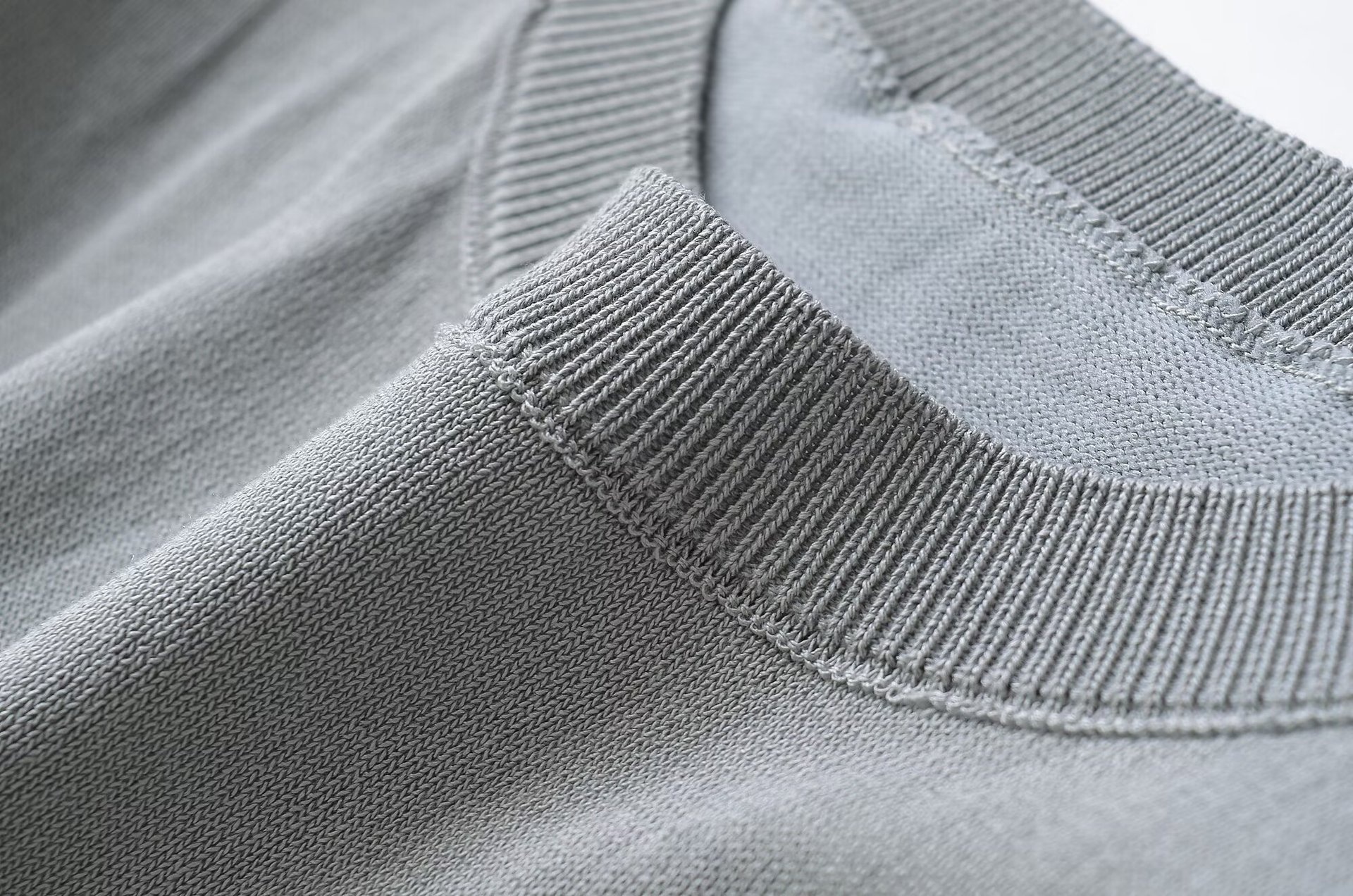 Top senza maniche con spalline imbottite e nodo sul davanti - Chic e casual