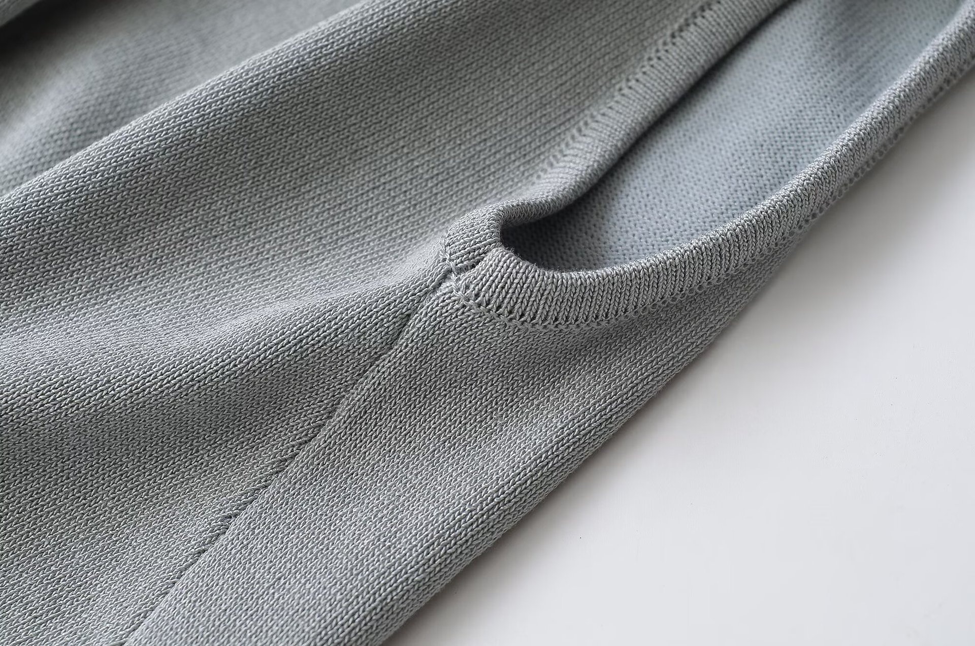 Top senza maniche con spalline imbottite e nodo sul davanti - Chic e casual