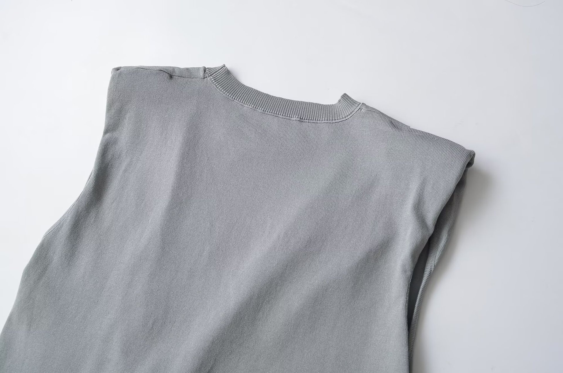Top senza maniche con spalline imbottite e nodo sul davanti - Chic e casual