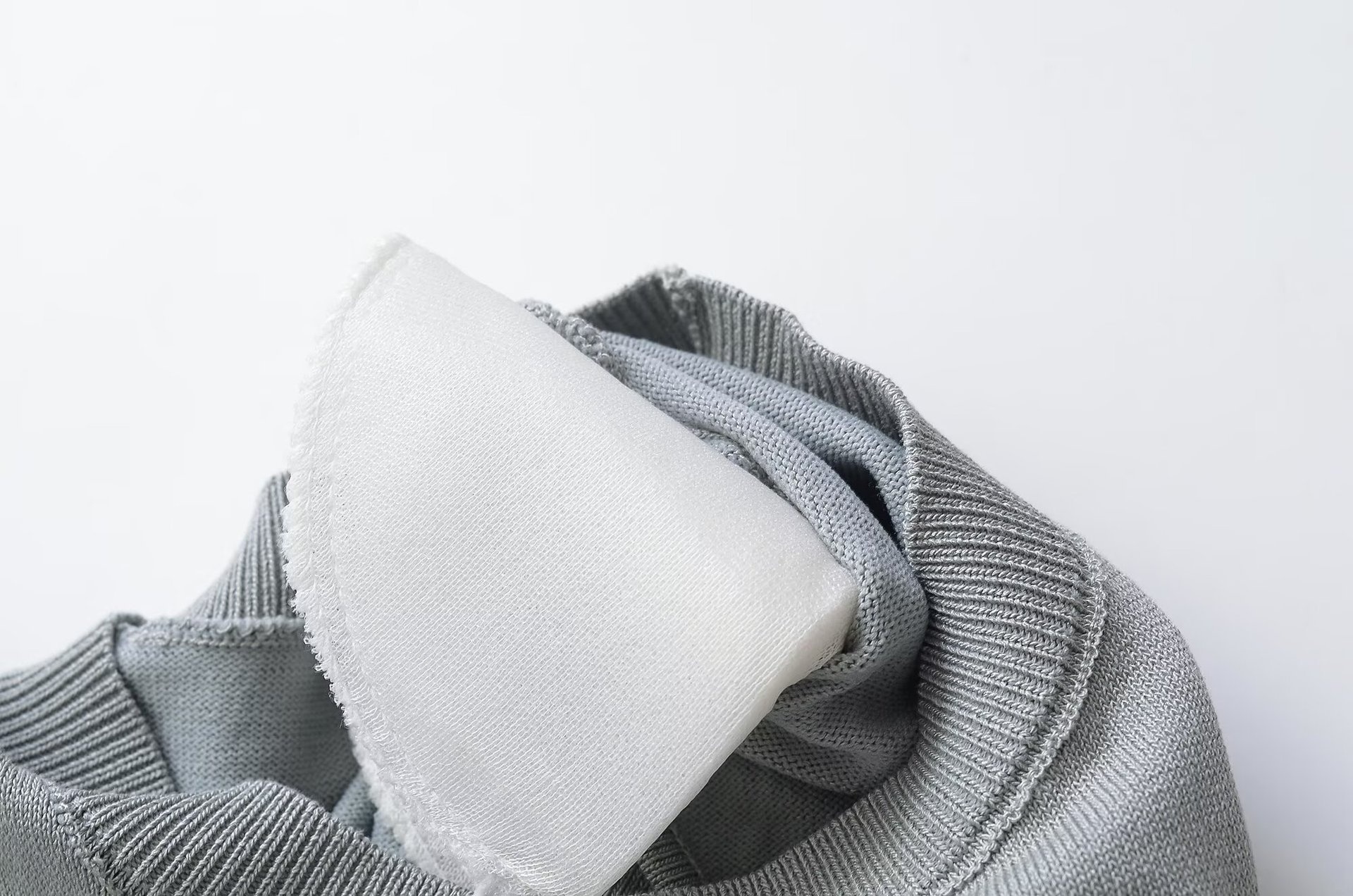 Top senza maniche con spalline imbottite e nodo sul davanti - Chic e casual
