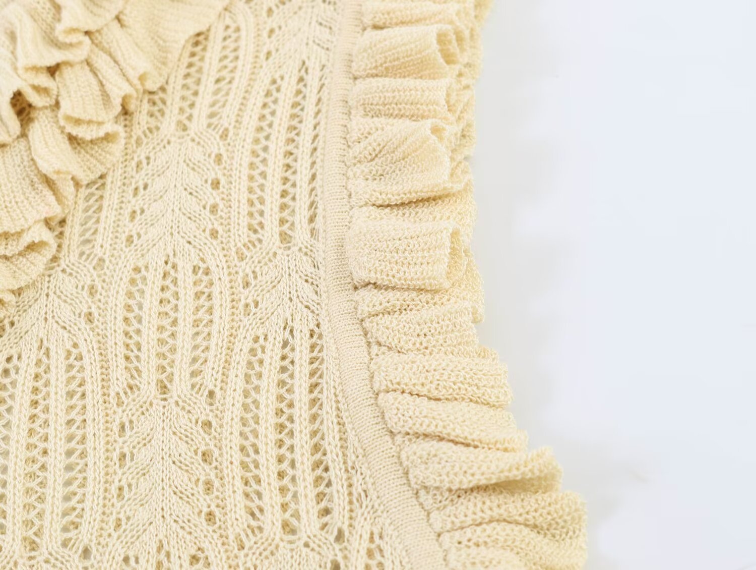 Elegante top senza maniche in maglia con volant - Gilet in maglia beige raffinato