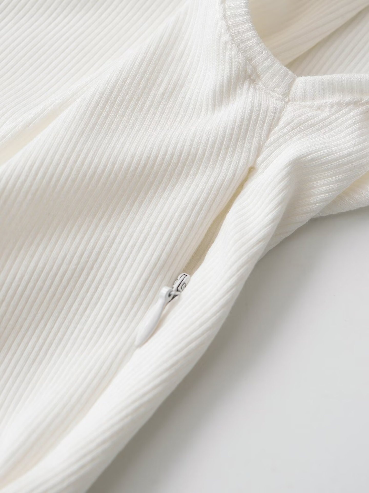 Elegante top bianco a coste con baschina - Chic senza maniche con collo alto
