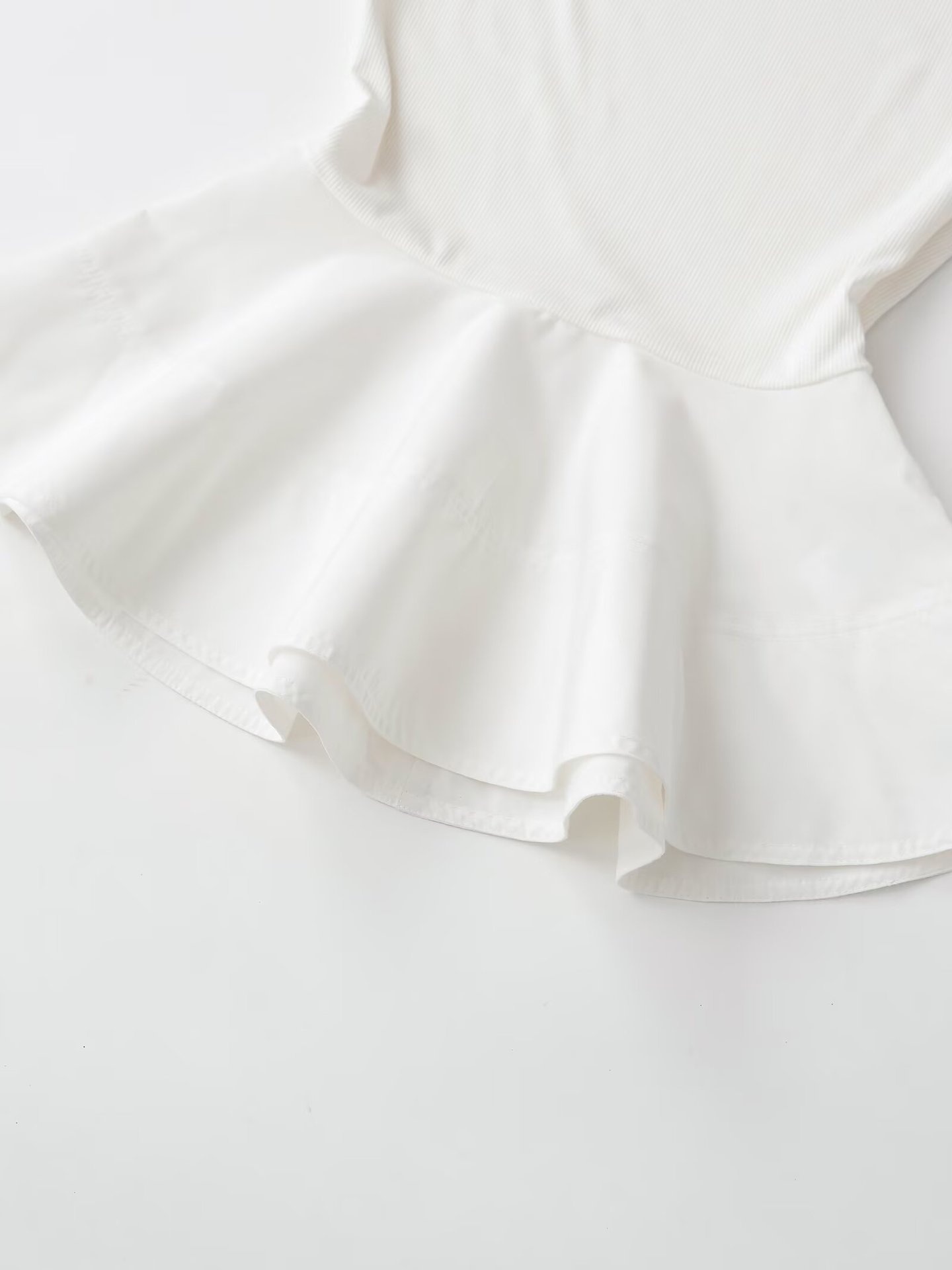 Elegante top bianco a coste con baschina - Chic senza maniche con collo alto