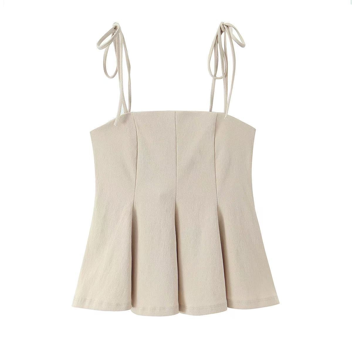 Elegante top a canotta beige plissettato con laccetti.