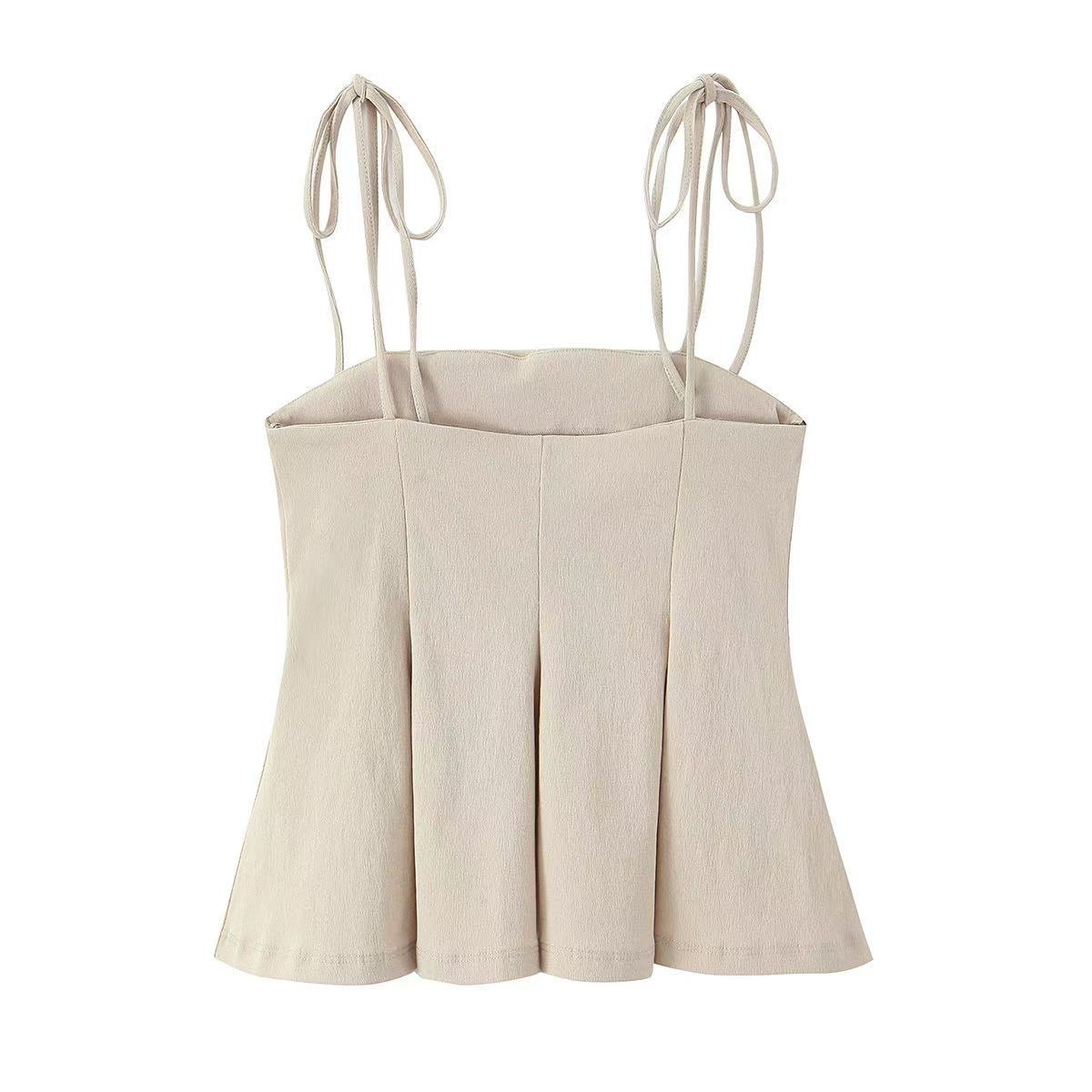 Elegante top a canotta beige plissettato con laccetti.