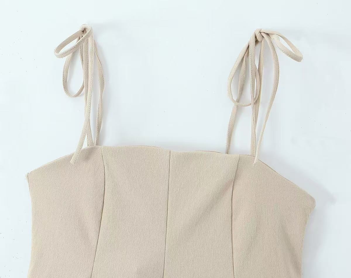 Elegante top a canotta beige plissettato con laccetti.