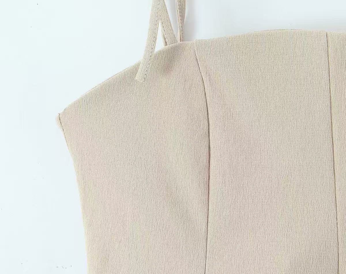 Elegante top a canotta beige plissettato con laccetti.