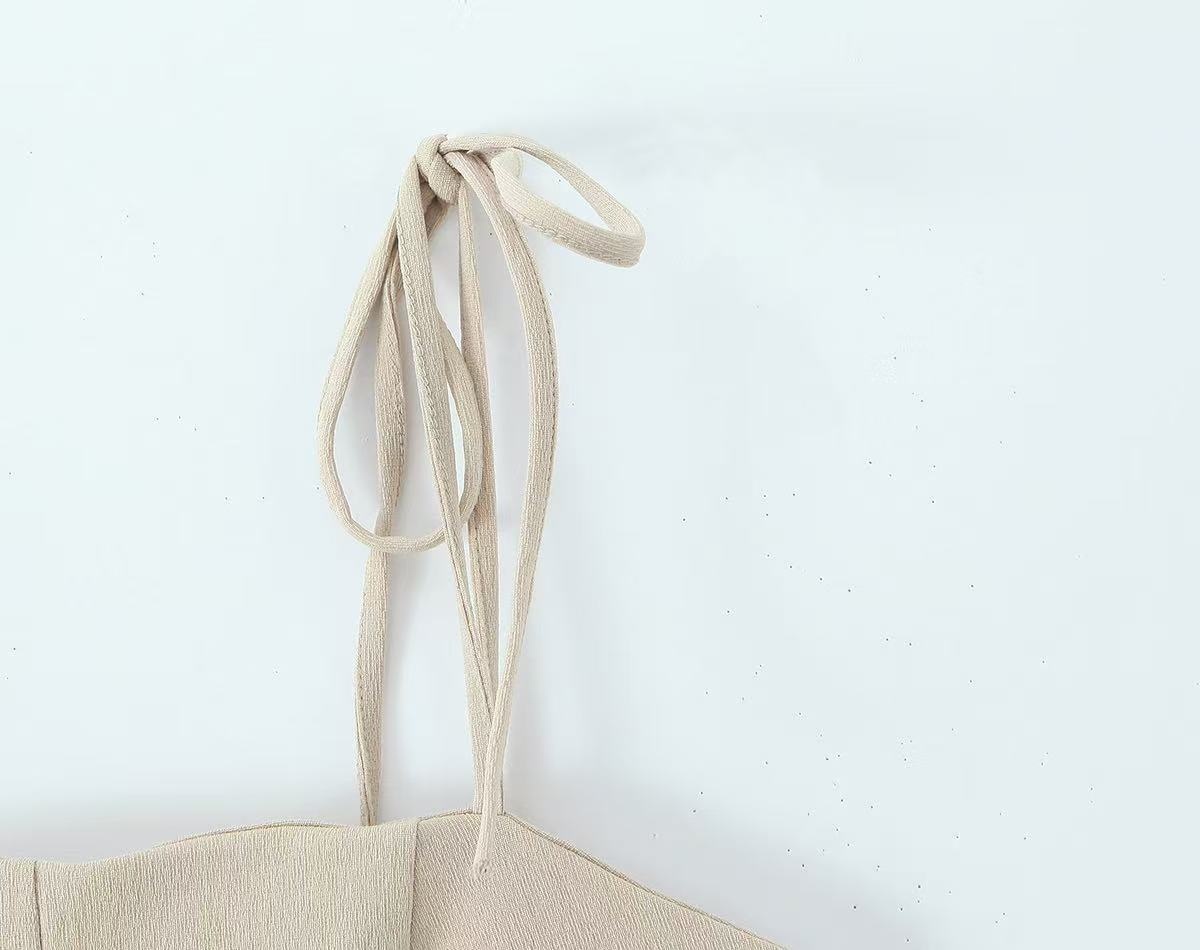 Elegante top a canotta beige plissettato con laccetti.