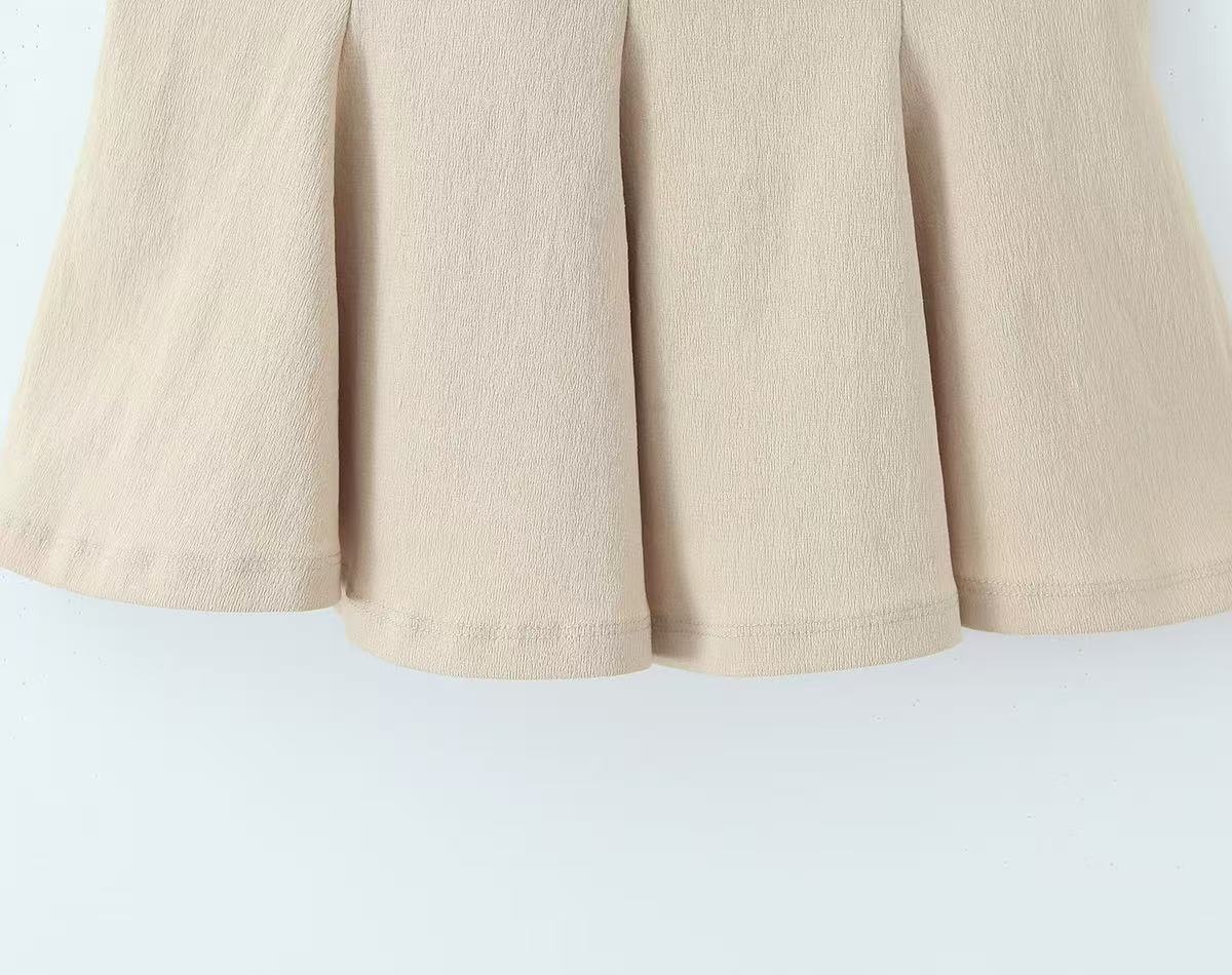 Elegante top a canotta beige plissettato con laccetti.