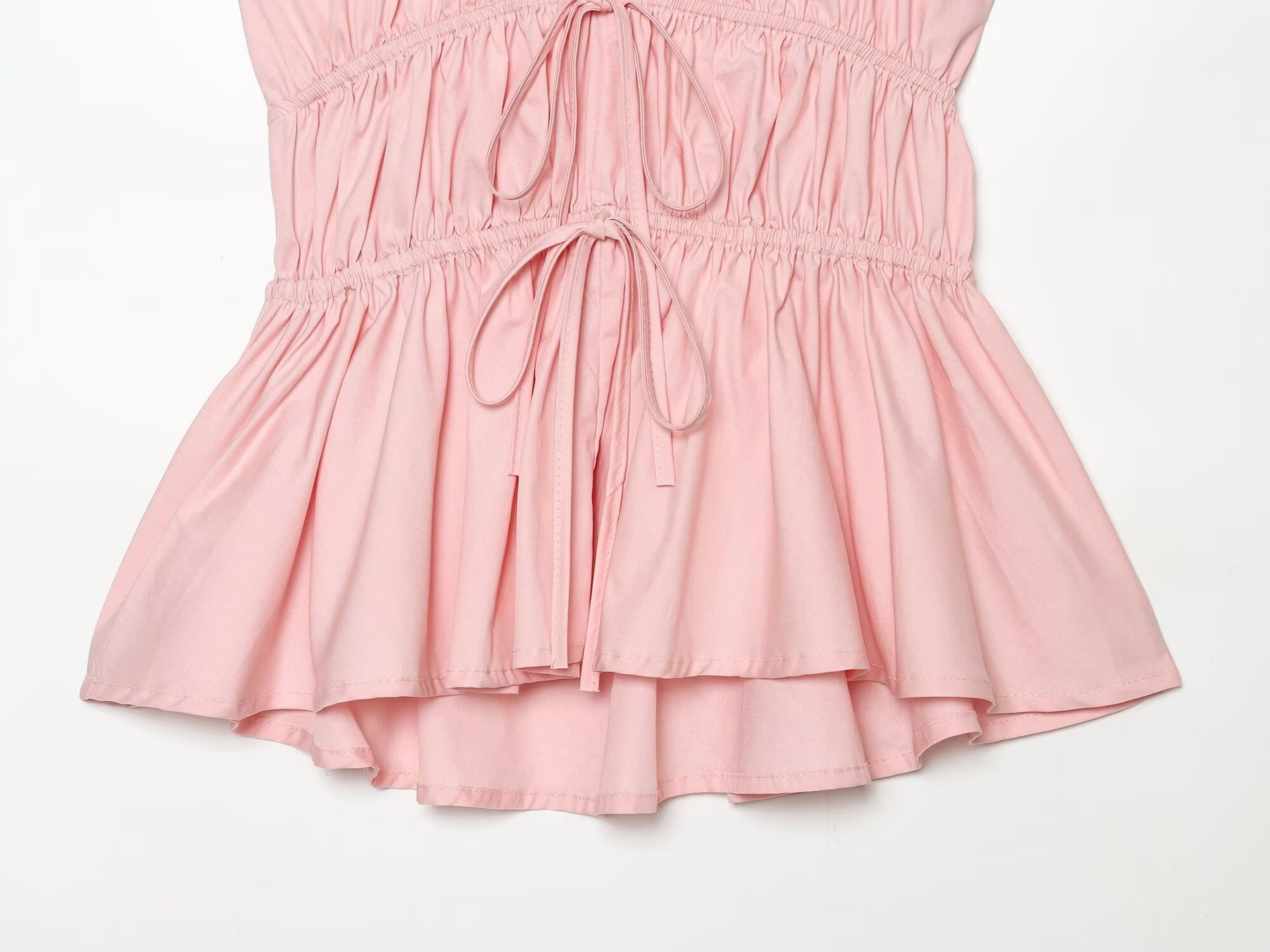 Elegante top peplum con scollo all'americana e coulisse in vita