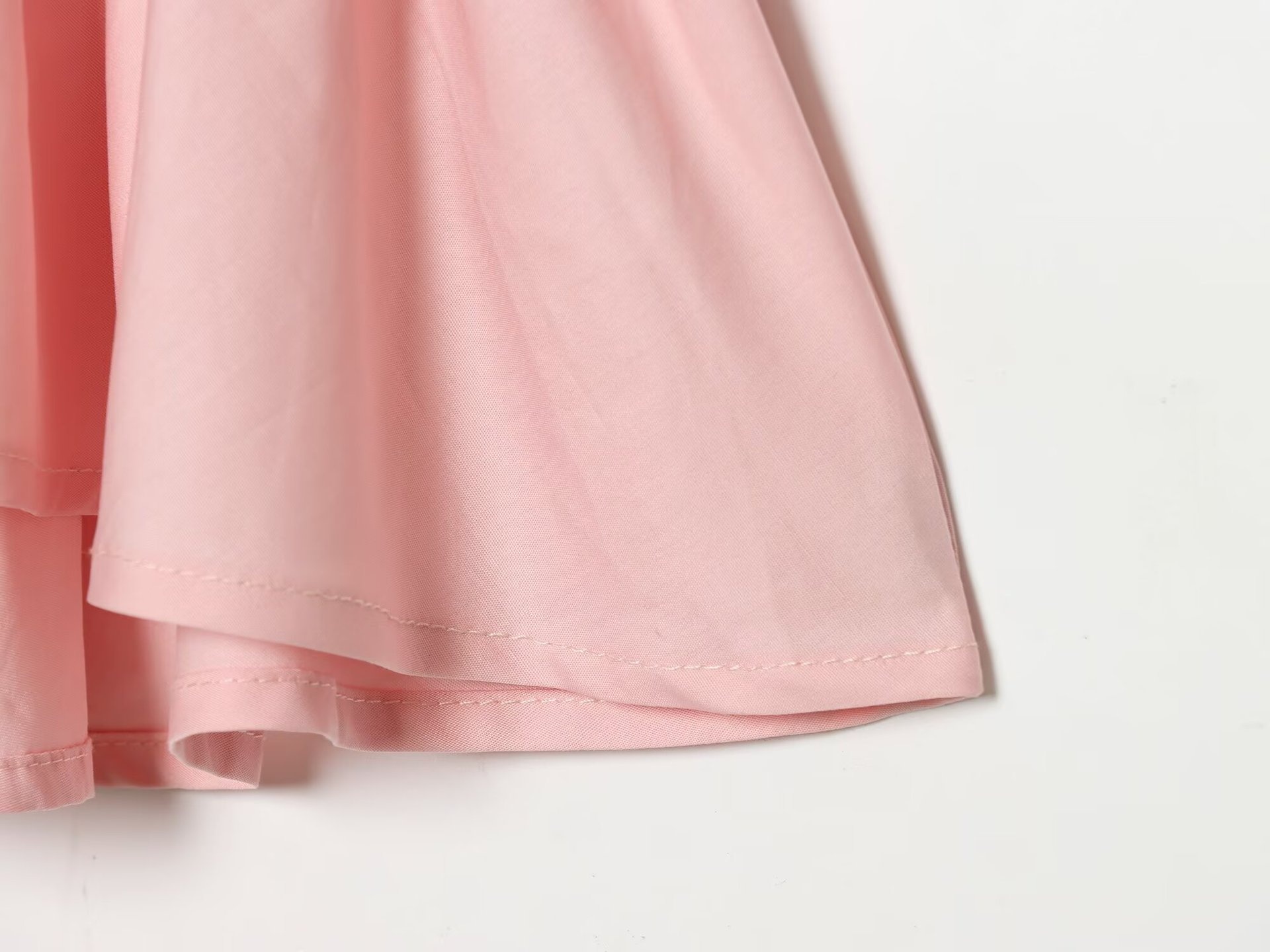 Elegante top peplum con scollo all'americana e coulisse in vita