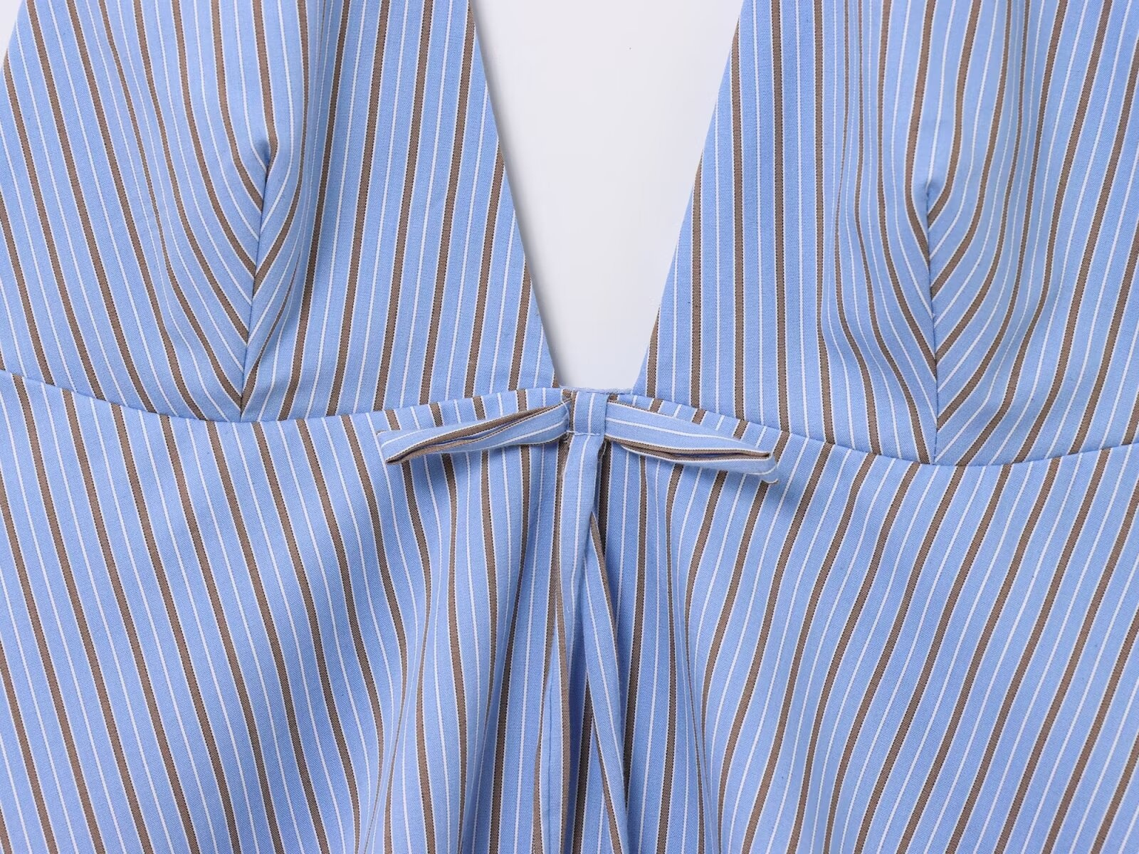 Elegante top all'americana con scollo a V profondo e laccetti sul davanti - Stile estivo