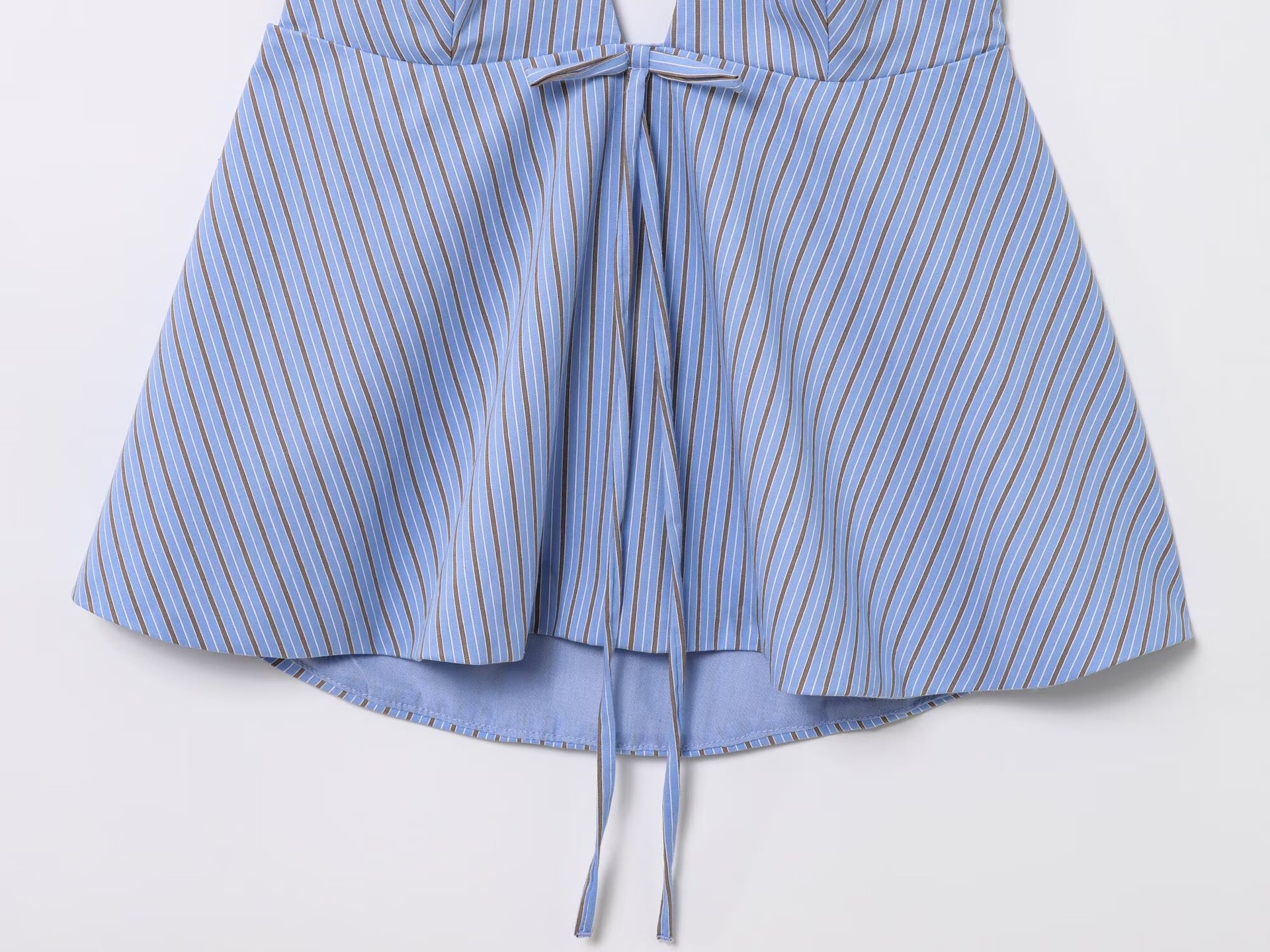 Elegante top all'americana con scollo a V profondo e laccetti sul davanti - Stile estivo