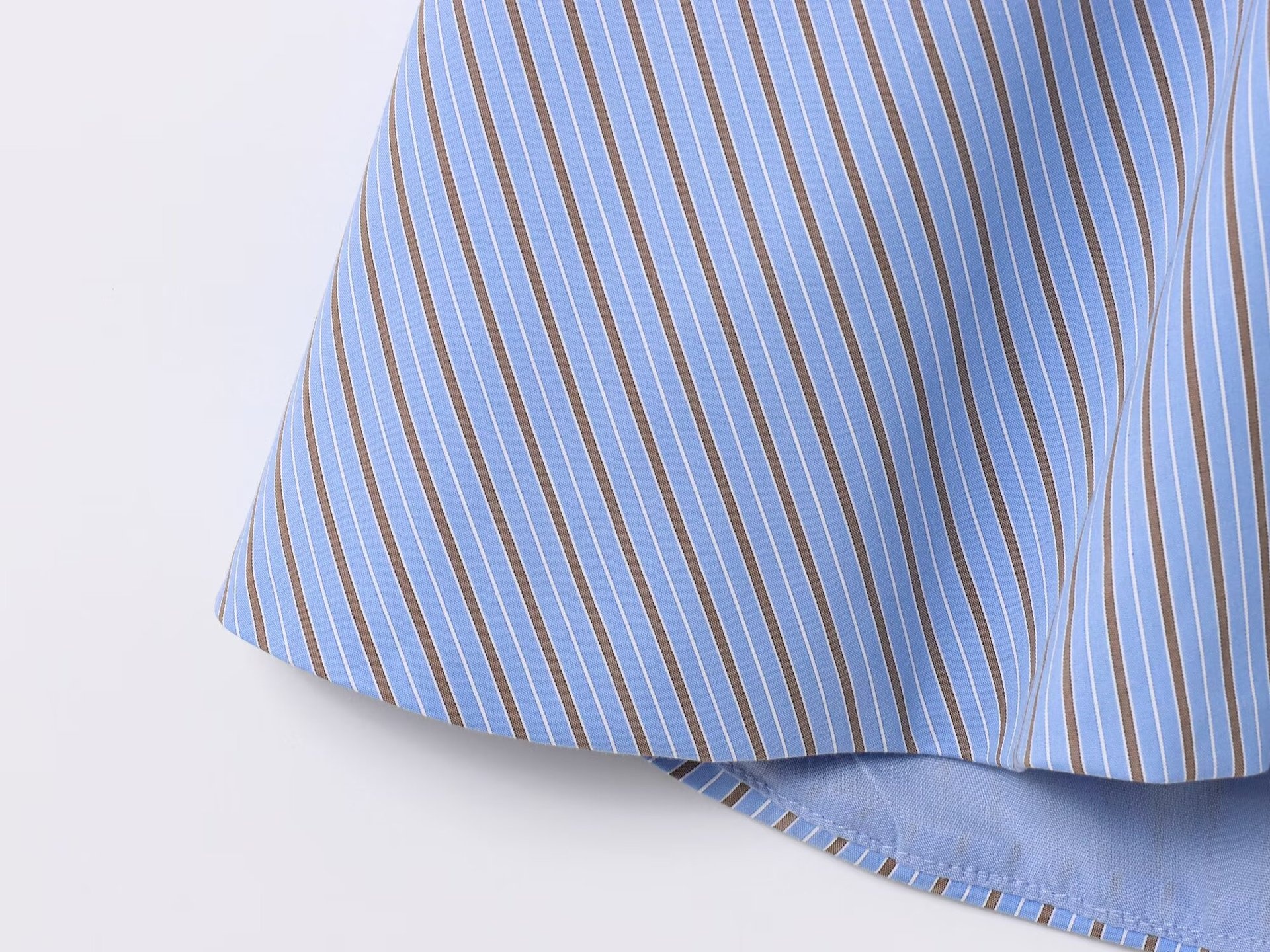 Elegante top all'americana con scollo a V profondo e laccetti sul davanti - Stile estivo