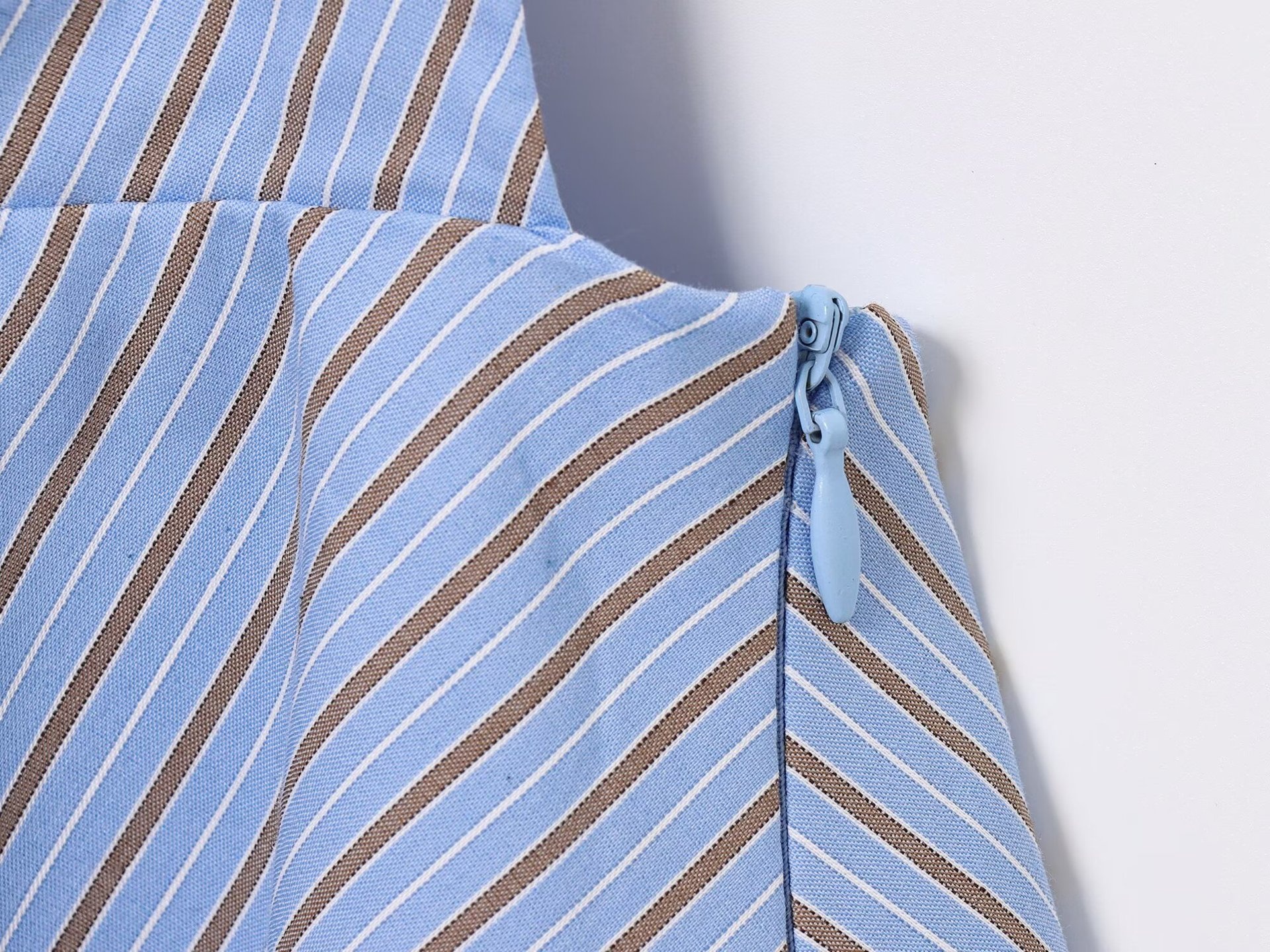 Elegante top all'americana con scollo a V profondo e laccetti sul davanti - Stile estivo