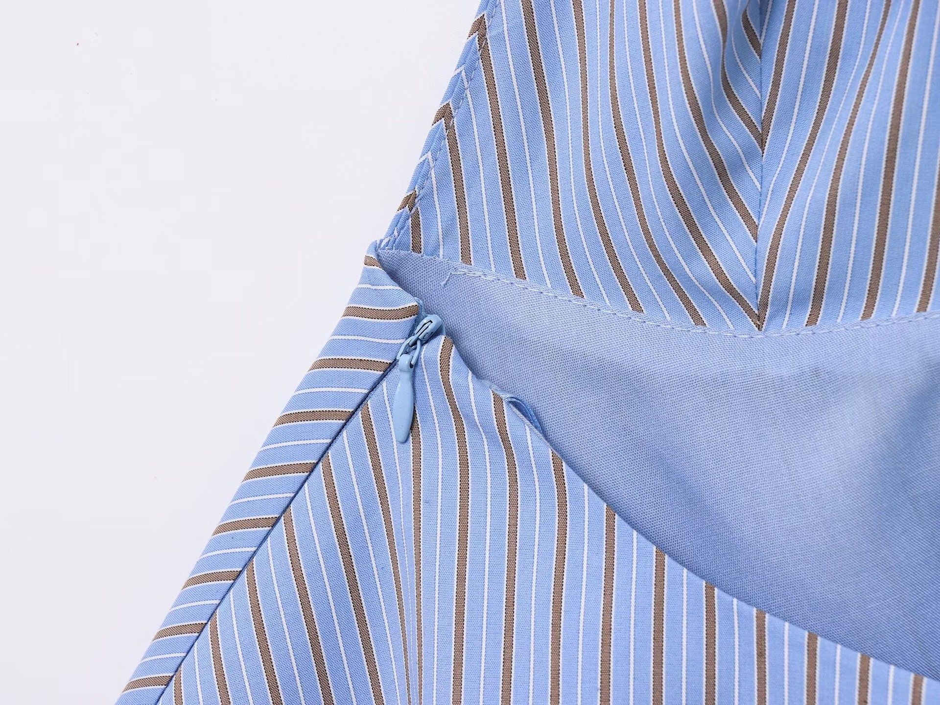 Elegante top all'americana con scollo a V profondo e laccetti sul davanti - Stile estivo