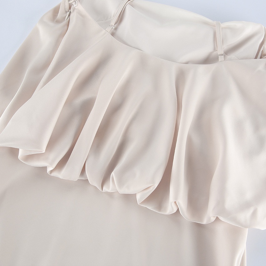 Abito lungo in raso con scollo alto e corpetto drappeggiato.