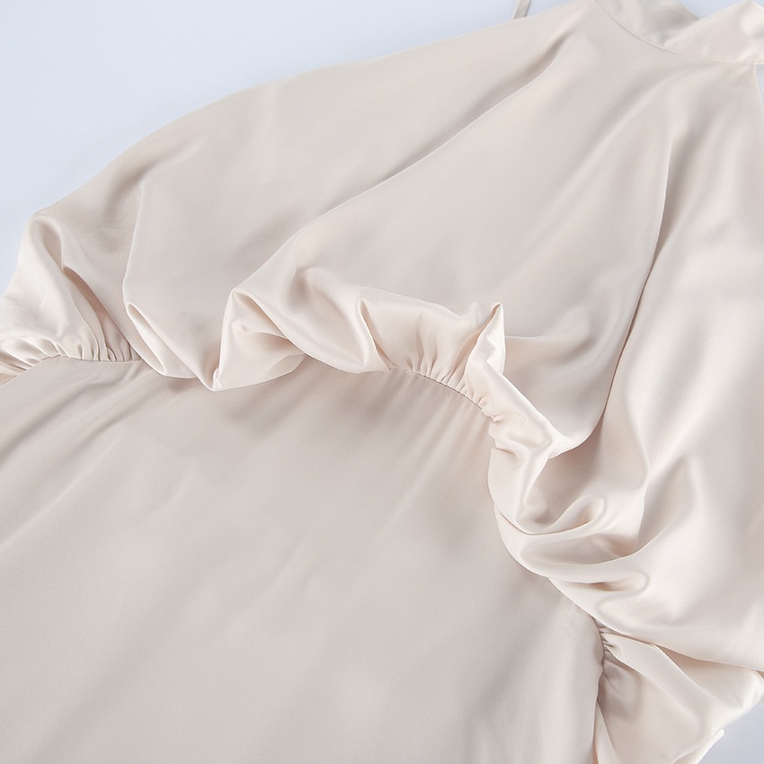 Abito lungo in raso con scollo alto e corpetto drappeggiato.