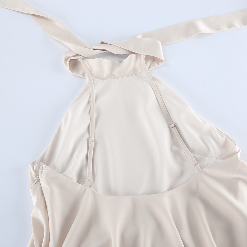 Abito lungo in raso con scollo alto e corpetto drappeggiato.