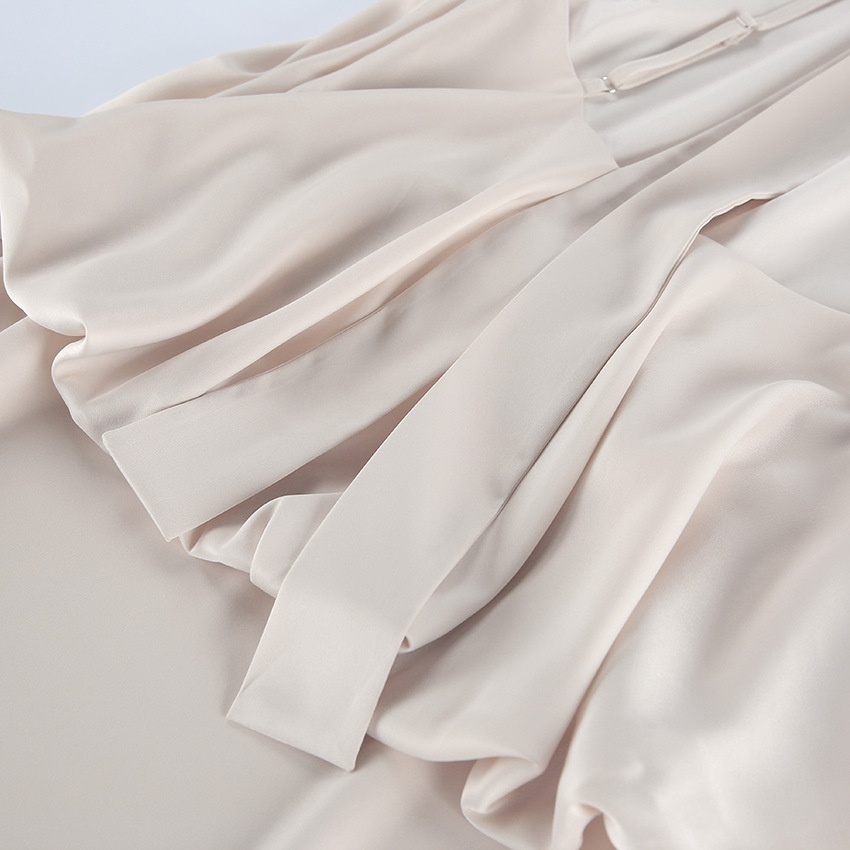 Abito lungo in raso con scollo alto e corpetto drappeggiato.