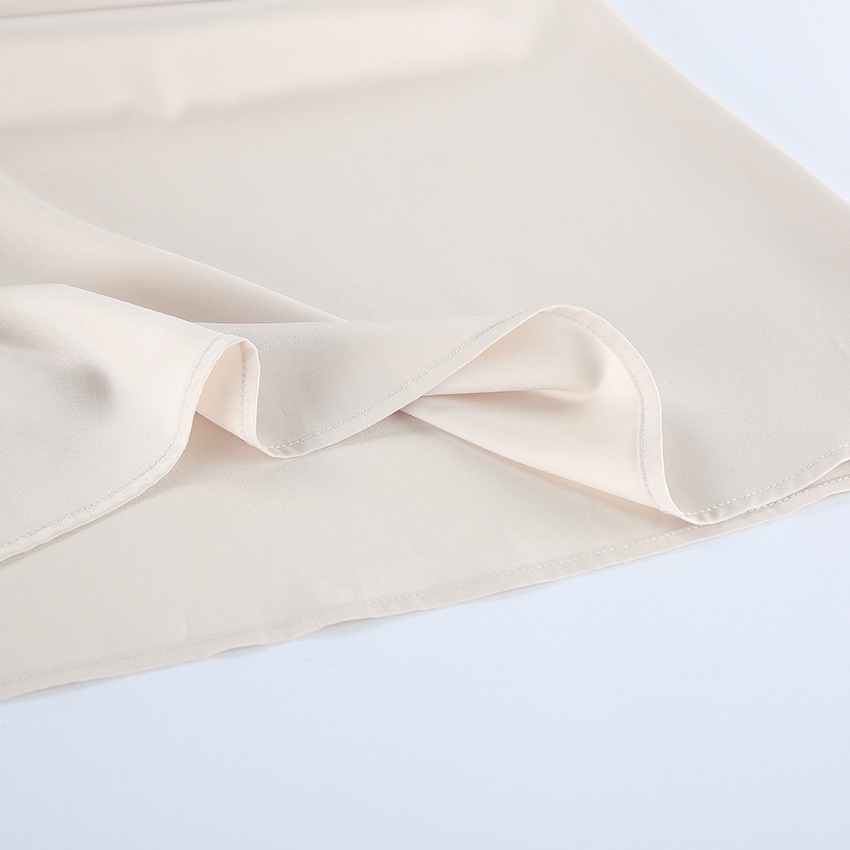 Abito lungo in raso con scollo alto e corpetto drappeggiato.
