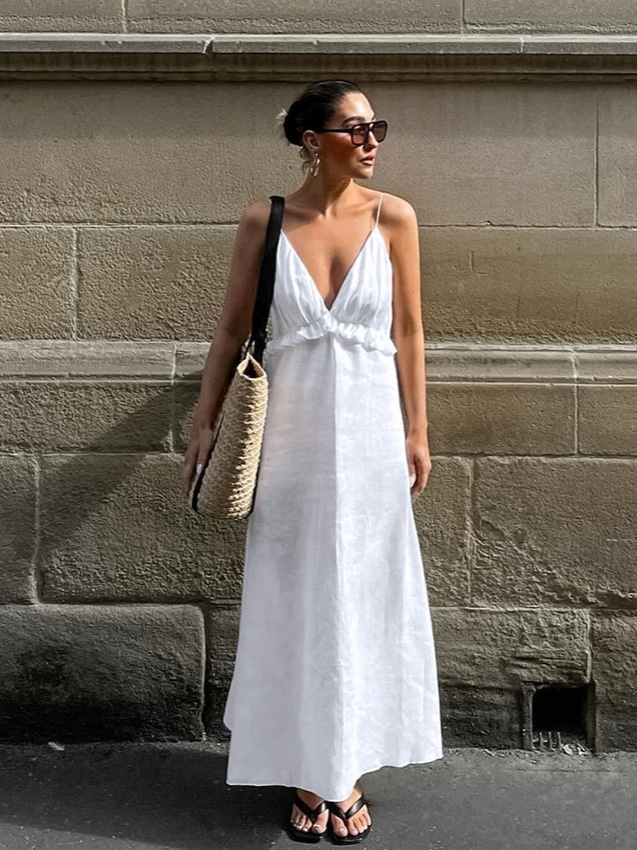 Abito lungo da donna bianco con scollo a V, volant e spalline sottili