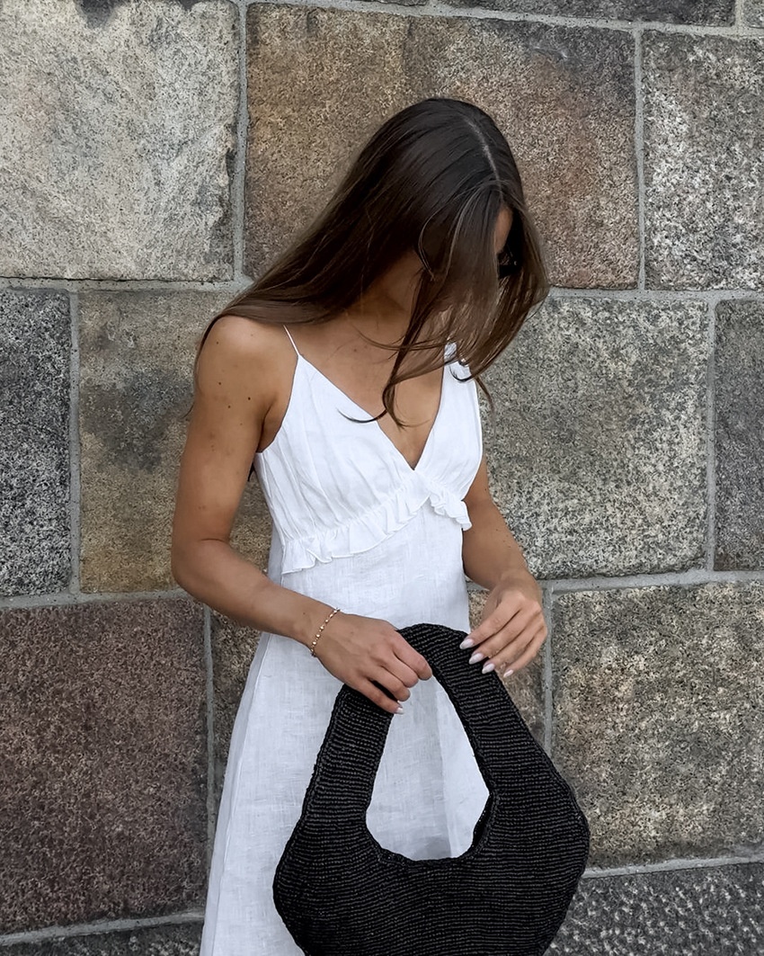 Abito lungo da donna bianco con scollo a V, volant e spalline sottili