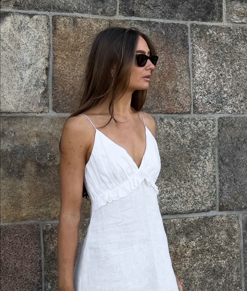 Abito lungo da donna bianco con scollo a V, volant e spalline sottili