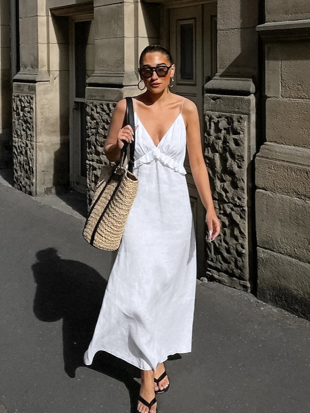 Abito lungo da donna bianco con scollo a V, volant e spalline sottili