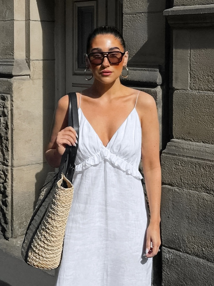 Abito lungo da donna bianco con scollo a V, volant e spalline sottili