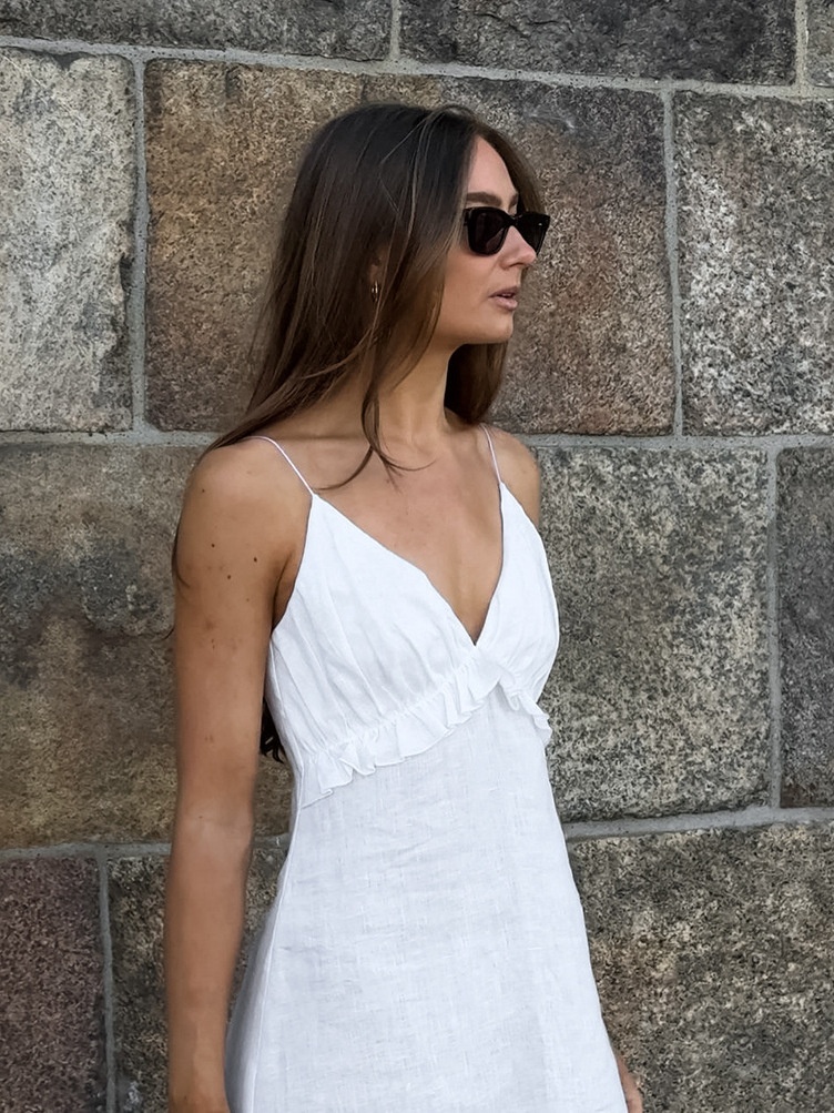 Abito lungo da donna bianco con scollo a V, volant e spalline sottili