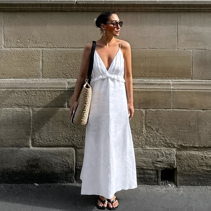Abito lungo da donna bianco con scollo a V, volant e spalline sottili