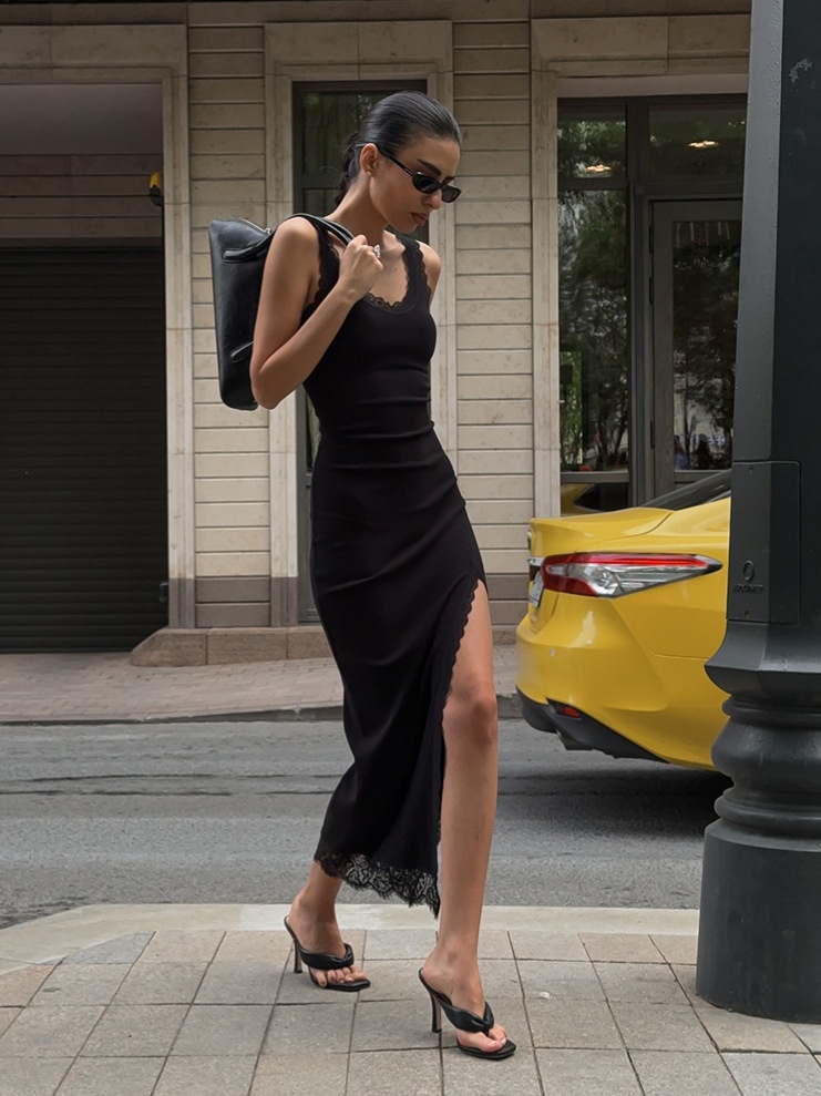 Robe midi noire côtelée à bordure en dentelle et fente latérale