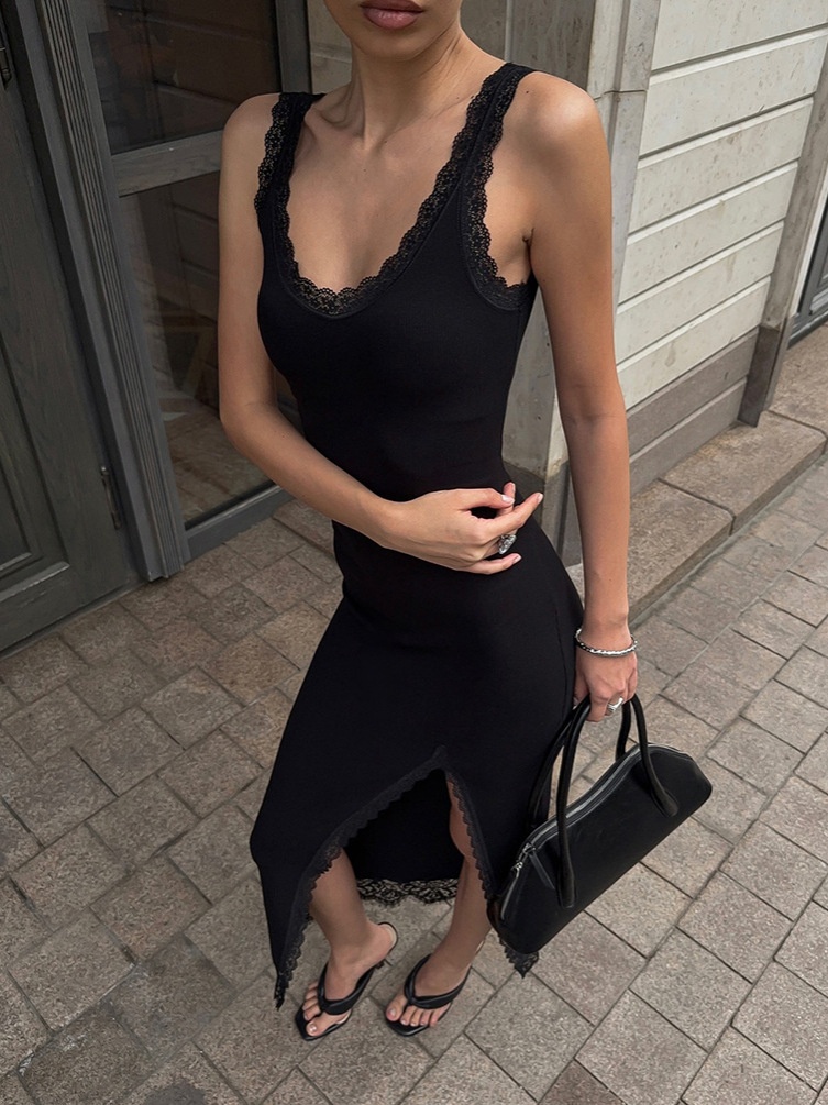 Robe midi noire côtelée à bordure en dentelle et fente latérale