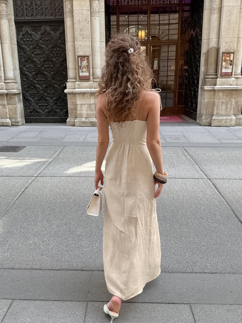 Robe midi en lin à décolleté cœur, fente et dos froncé