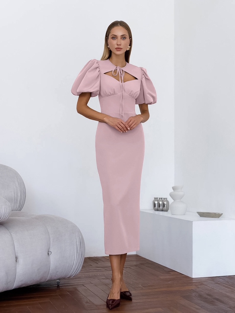 Robe midi moulante élégante à manches bouffantes, découpes et col noué