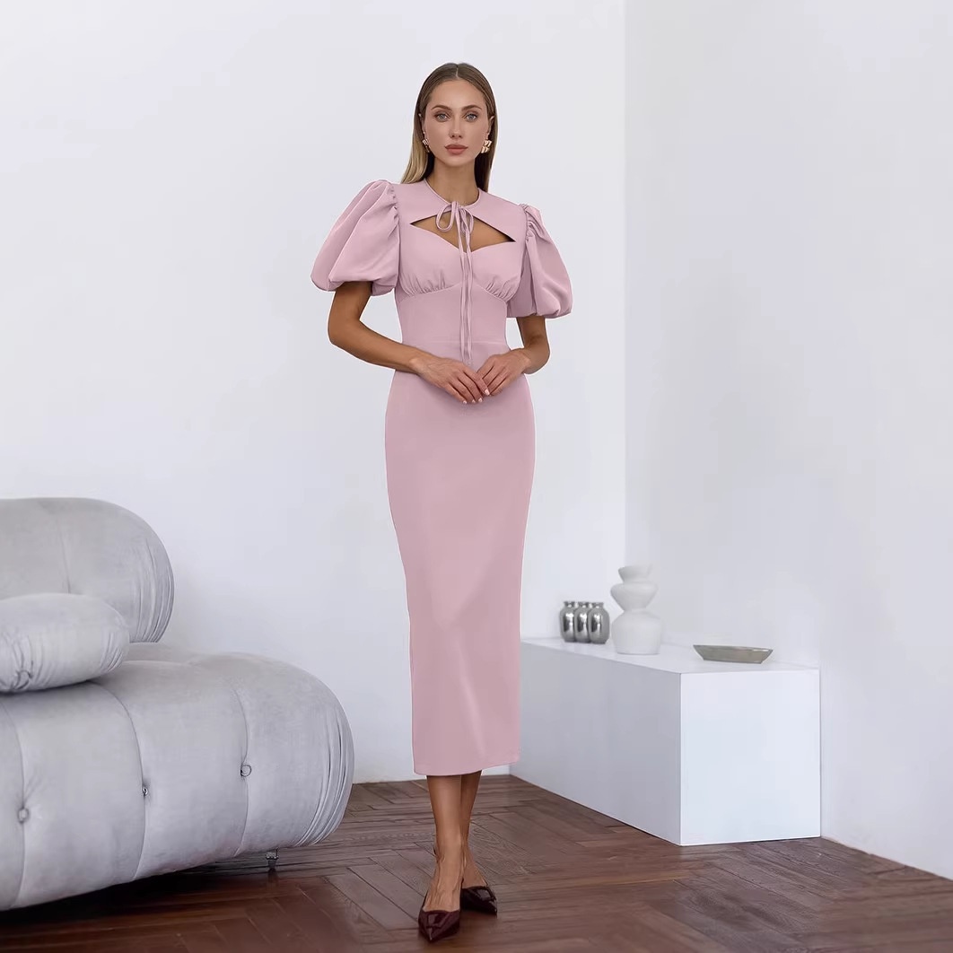 Robe midi moulante élégante à manches bouffantes, découpes et col noué